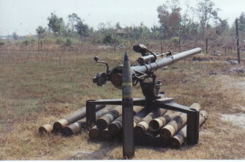 M40無後座力炮,發射M344反戰車高爆彈時有高達400毫米穿透深度,發射的M346高爆彈則有7.72磅裝藥,有效射程高達1350米。M40實際口徑是105毫米,只是為了避免和榴彈砲彈搞混美軍都是標示106毫米,但美軍還是經常搞混導致一線部隊收到錯誤的彈藥 - 而圍村也不例外。