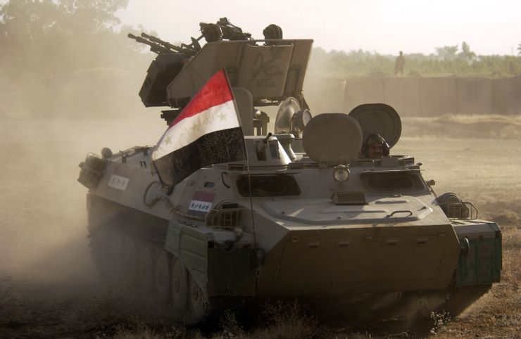 一輛加裝ZSU-23-2防空炮的MT-LB,這一型裝甲車是蘇聯在冷戰時期最成功的多用途兩棲裝甲車,在裝載乘員與1.5噸貨物時接地壓僅有0.28 kgf/sq.cm(相較之下M113A1戰鬥狀態的接地壓則是0.549),整備重量僅有9.7噸,功率重量比達到24.7馬力/噸,使其能夠適應惡劣的地形。由於防禦火力不足,在前蘇聯MT-LB通常做為火炮牽引車與後勤運輸車使用,但在缺乏步兵戰鬥車的國家MT-LB往往需要擔負更沉重的職責,優秀的改裝潛力也讓它們經常被安裝額外重型槍砲後作為火力支援平台。