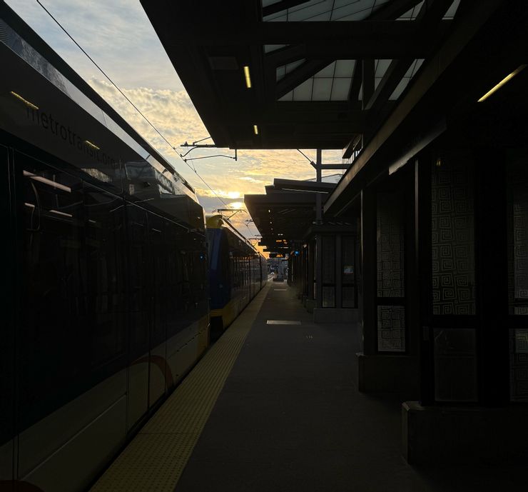 為了吃會議早餐而早起搭的輕軌