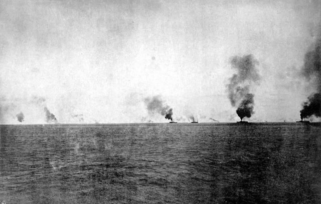 已經起火冒起濃煙的北洋水師軍艦。
