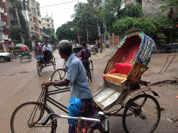 剛抵孟加拉人我　很排斥搭三輪車的　尤其大多的三輪車司機都是看起來可以當我爸爸或爺爺的人　