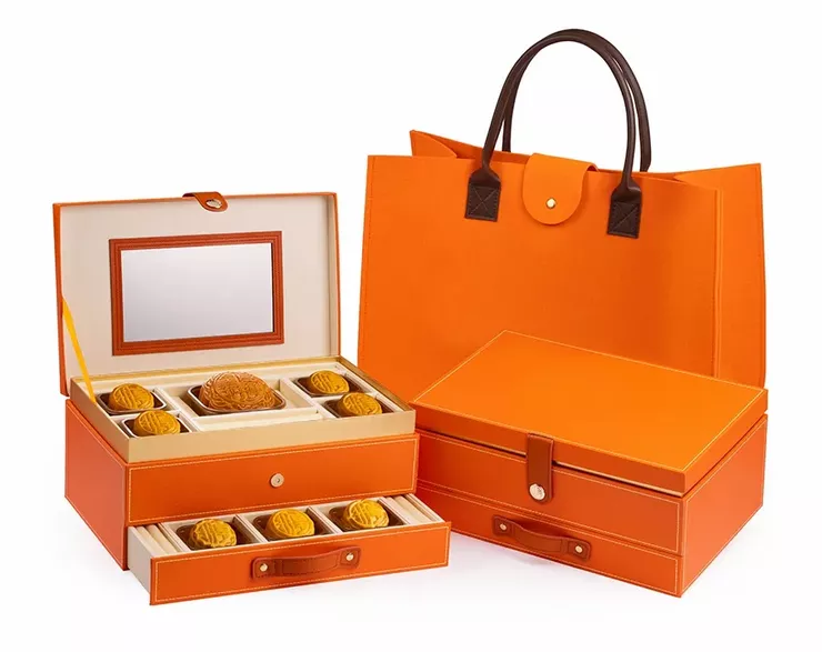 皇玥燕窩月餅除了在包裝上，特別選用奪目的琥珀橙色禮盒盛裝，還搭配有經典皇冠設計，展現出獨一無二又尊榮的皇者品味。(圖/元立國際堤供)