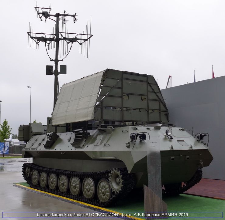 SPR-2水銀-B是一種專門用於干擾砲彈引信的干擾器。空爆砲彈仰賴無線電高度計計算砲彈與地面的距離,以便在合適高度起爆向地面噴灑大量破片,而SPR-2的任務就是截獲無線電高度計的電磁訊號後在擠微秒內傳送錯誤高度訊號使砲彈提前在更高的高度引爆,而破片就會因此失去殺傷力。該系統最初以廣泛為地面部隊所用的BTR-80為底盤發展,後來的升級型水銀-BM改用機動性更好的MT-LB為底盤,且新增對VHF頻段通訊的截獲與干擾能力。