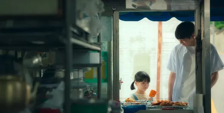 高中生時憲在仁圭家的辣炒年糕店巧遇11歲的小俊熙/圖片來源：Netflix