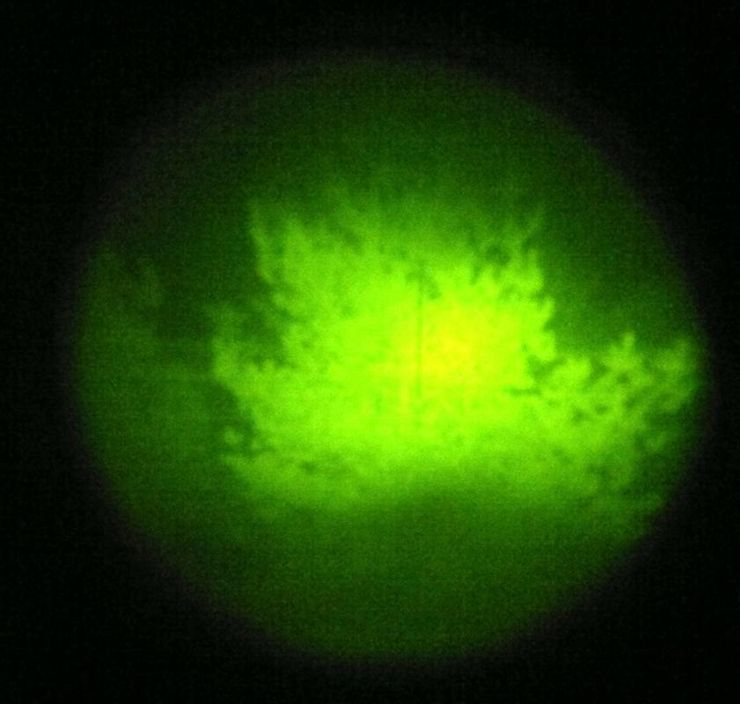 實際上蘇聯早在1957年入役的T-54B上就安裝了TKN-1紅外線主動夜視鏡,比整個北約都早 - 美軍直到1962年的M60A1開始才配備夜視鏡。圖中是TKN-1紅外線夜視鏡的觀察效果,在開啟紅外線大燈,或者對方同樣開啟紅外線大燈的情況下可以識別大約250米外的戰車大小的目標,T-62的TPN-1則提升到大約800米,且在有較充足星光/月光的環境下純靠被動模式也能有大約400米探測距離。