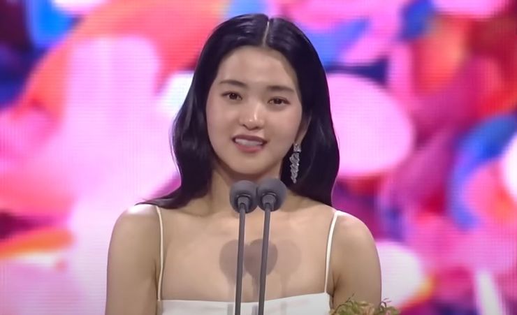 她的百想獲獎感言我看了很多次,對我來說是勇氣與真情流露的雙重展現。