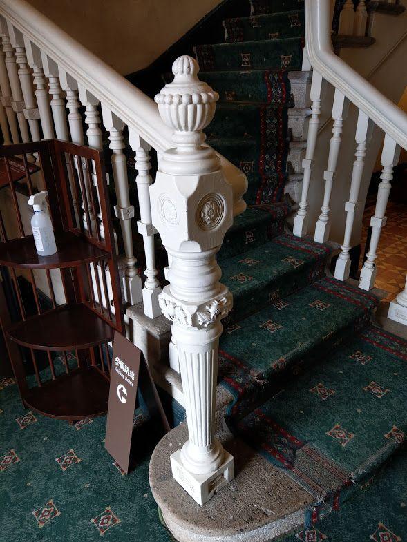 主人專用樓梯,柱頭代表權杖之意,以下是薔薇及薊花。