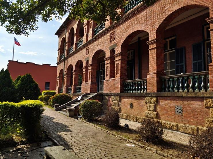 官邸地基抬高約1公尺,設有銅錢紋通風孔。