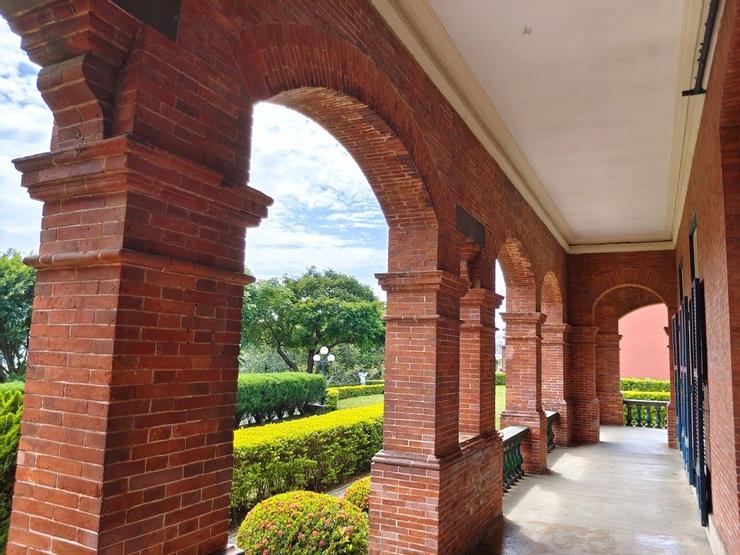 迴廊地板上打有小孔洞,具止滑效果。