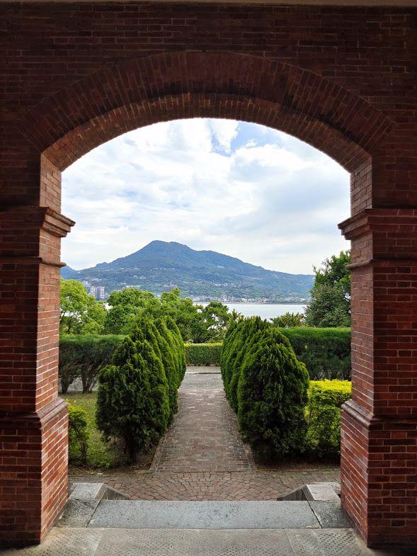 由官邸大門往外看,觀音山如畫。據說這是韓國網紅來此必打卡之點。