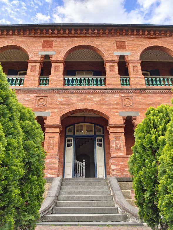 官邸正面,有九階樓梯,取九五之尊之意。 大門旁為雙柱,雙柱上有精美的磚雕。餘為單柱,柱與柱之間,一樓為拱型、二樓為半圓形。