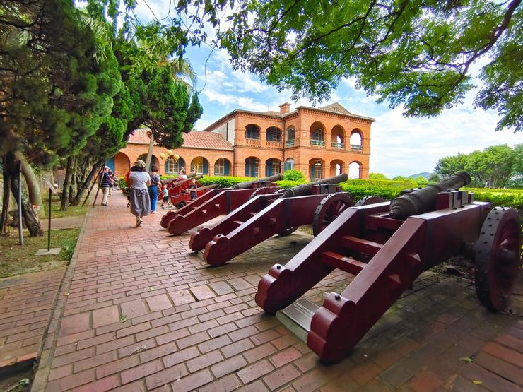 草地網球場後方的一排大砲,原在紅毛城旁。