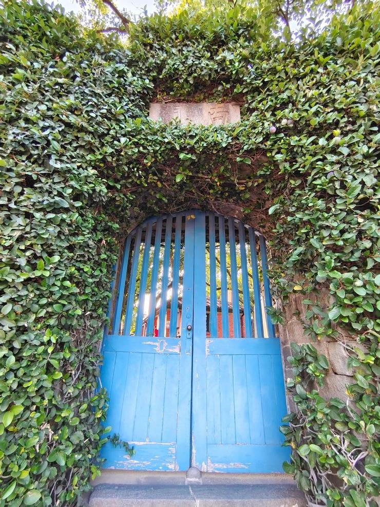 清整建的紅毛城城牆唯遺南門,其他三個門被英國拆除。城牆城門為觀音山石所砌成。