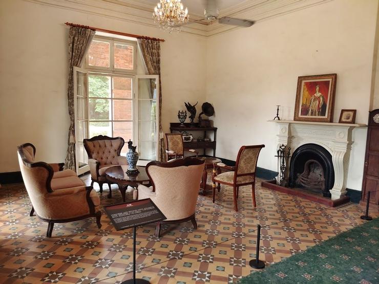 官邸一樓客廳,拼貼地磚及壁爐於1891年興建完成後保留至今;Kingsway吊扇為1941年裝設,至今仍在使用。