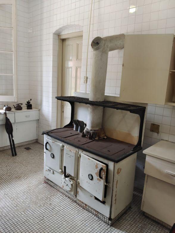 官邸使用的英國AGA烤箱。下層是烤箱,其上鐵板平台用於烹煮(相當於爐台),上方平台用以保溫餐盤及餐點。該品牌至今仍在生產,且銷售世界各地。