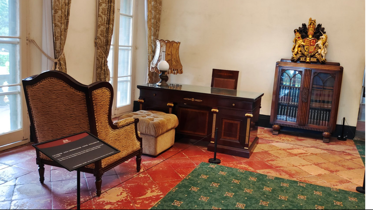 官邸一樓書房。書櫃上為英國紋章(國徽)復刻品,盾面上對角兩組三隻金獅象徵英格蘭、紅獅代表蘇格蘭、豎琴象徵北愛爾蘭。盾牌左邊的獅代表英格蘭、右邊獨角獸代表蘇格蘭。