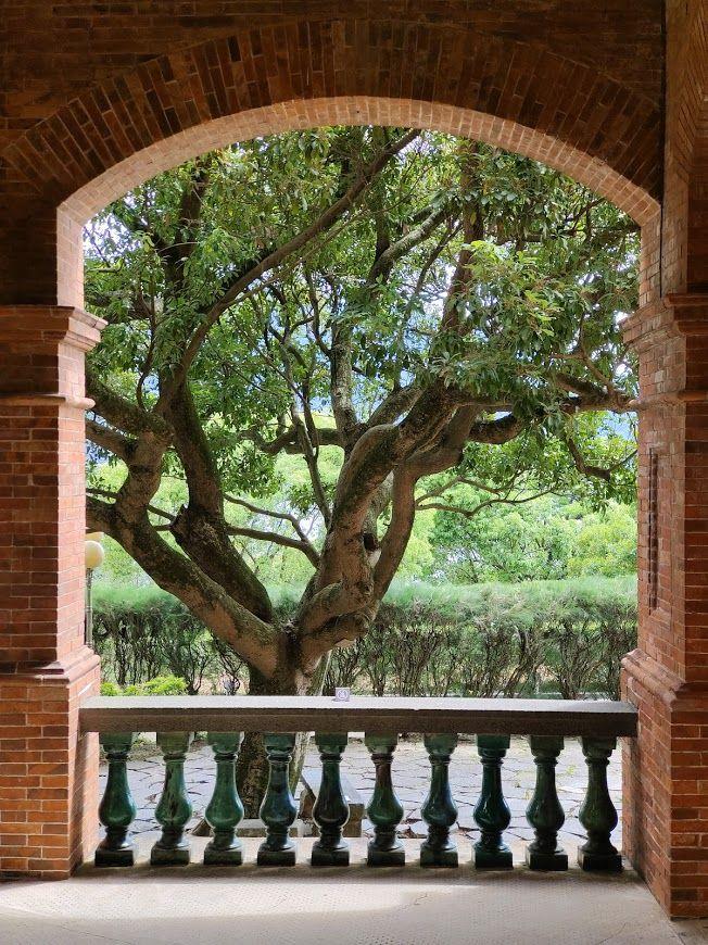 一樓側廊,欄杆為十隻綠釉花瓶,取十全十美及平安之意。