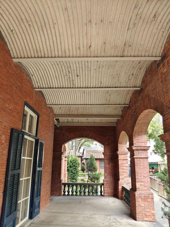 1905年增建兩側側廊,天花板採波浪鐵板拱架構,為當時最新的建築技術。