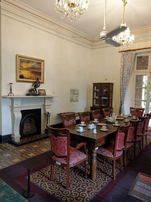 官邸一樓餐廳,拼貼地磚及壁爐於1891年興建完成後保留至今,Kingsway吊扇為1941年裝設,至今仍在使用。