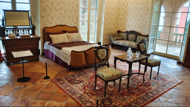 官邸二樓主臥室。