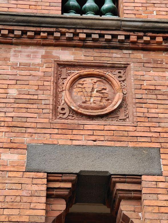 正門外牆雙立柱上方有兩個VR1891磚雕;VR是維多利亞女皇的英文縮寫,1891代表建物興建的年度。