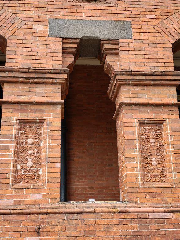 正門兩旁雙立柱上的磚雕,為象徵英格蘭的薔薇及蘇格蘭的薊花。