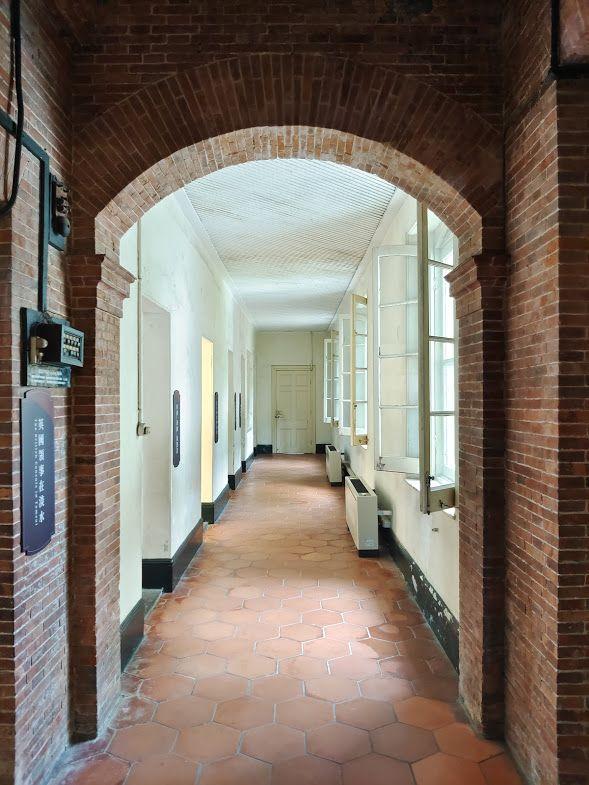 僕役空間的走廊,依序為僕役房、苦力房、廚師房、廚房及洗衣間儲藏室等。目前置有英國領事及生活習性之解說。