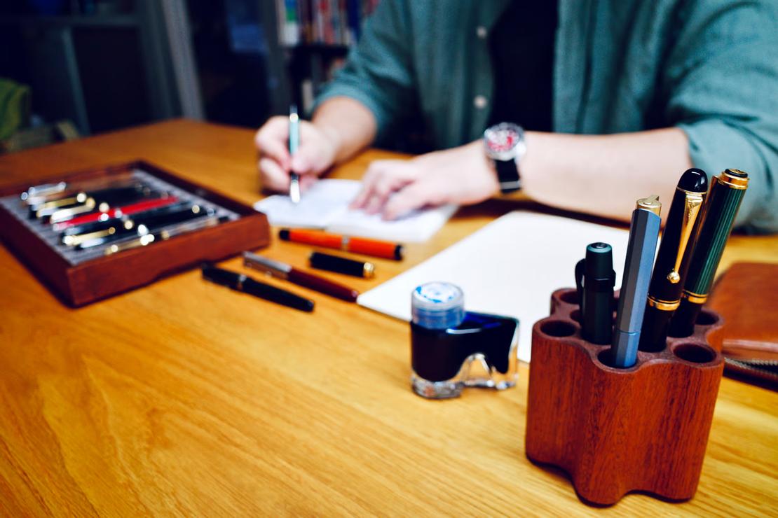 那瓶墨水便是 Bungubox 「初戀」，筆盤、筆插都來自土耳其 Galen Leather。