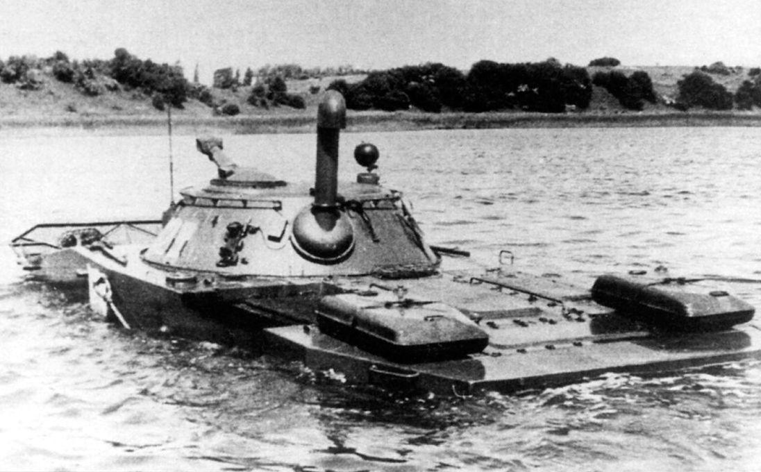 一輛浮渡的PT-76,後方是兩個扁矩形油箱,和傳統圓筒形油箱相比比較不會妨礙砲塔射界。