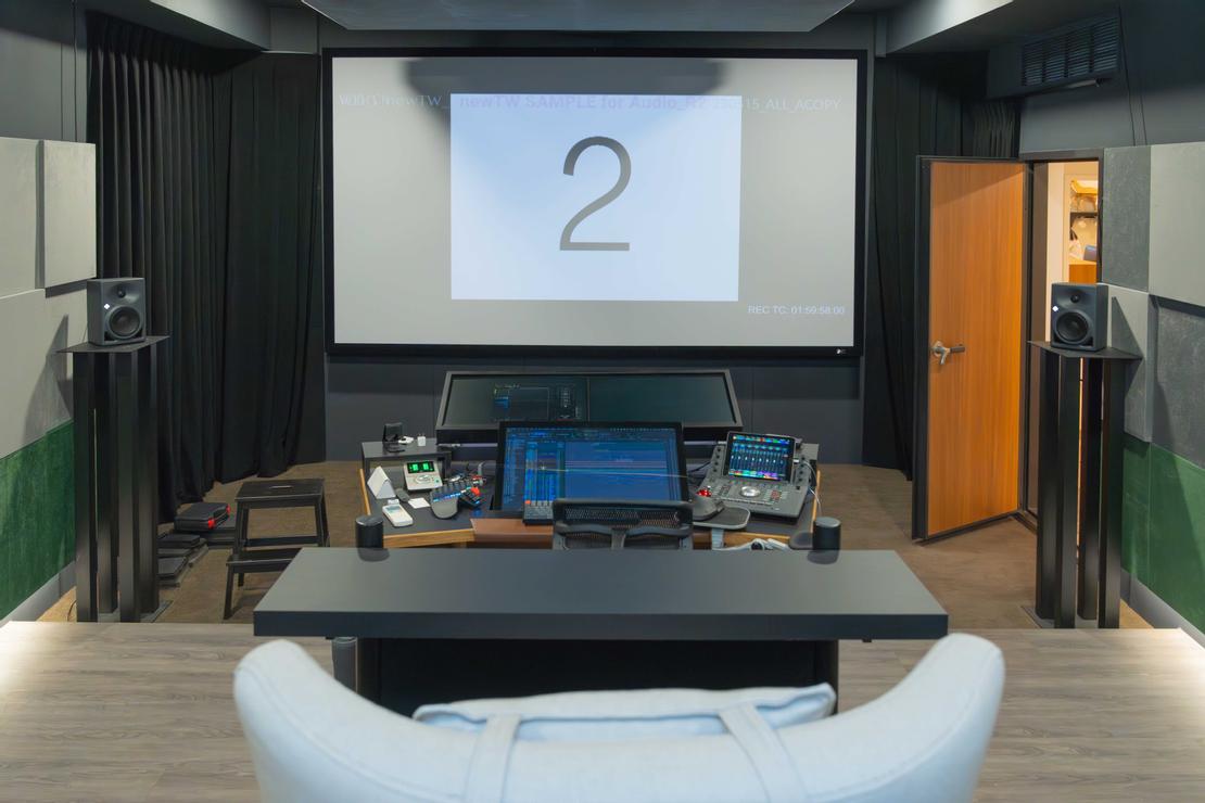 長時間工作與昏暗的工作環境,搭配 150 吋大螢幕投映,減少對眼睛的負擔。