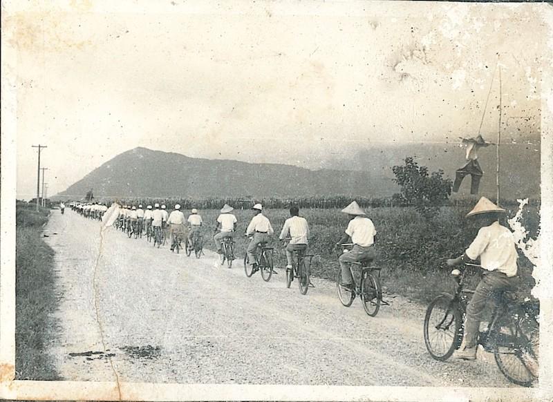 戰後豐田村多數的農地在日本人離開前透過轉售、贈送的方式給予漢人。由於農地東一塊、西一塊,在早期沒有摩托車的時代,大家都必須得依賴單車,在天光有限的時間裡面,去到自己散落四處的農地裡耕作、巡田(Source: 創作者-許靜慧 / 取得對象-許伍妹 / 建檔單位-社團法人花蓮縣牛犁社區交流協會 / CC BY / 發佈於《國家文化記憶庫》)