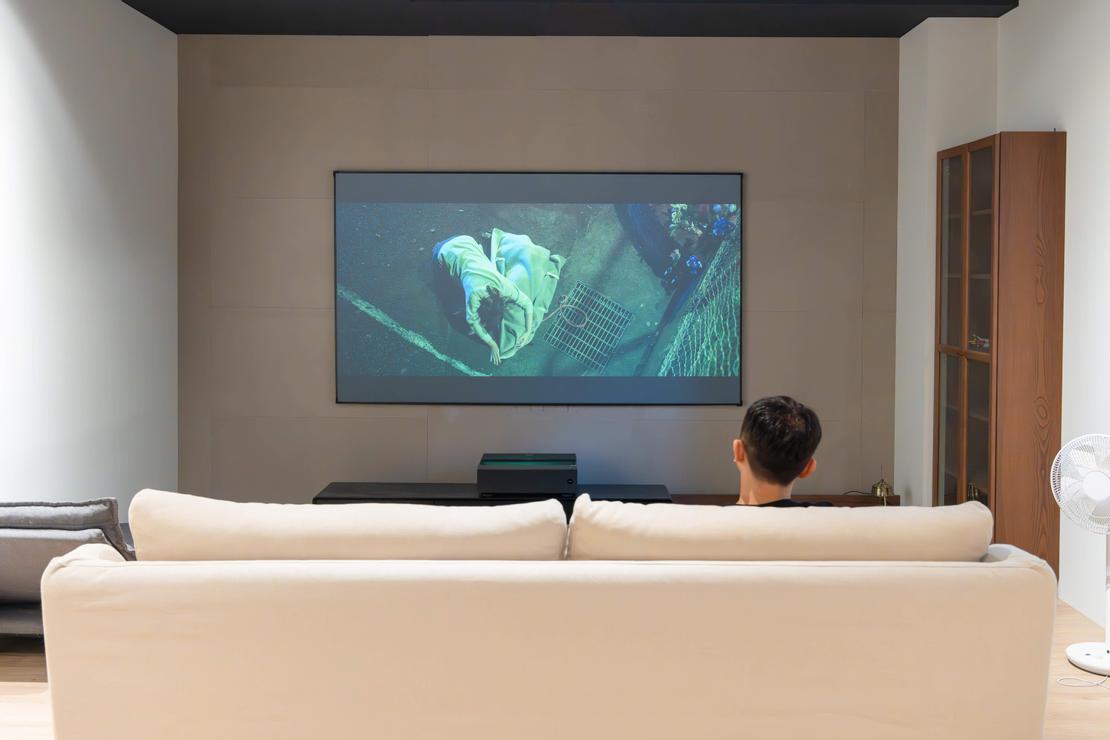 客廳有 100 吋雷射電視，能適應家庭劇院／家裡客廳環境。