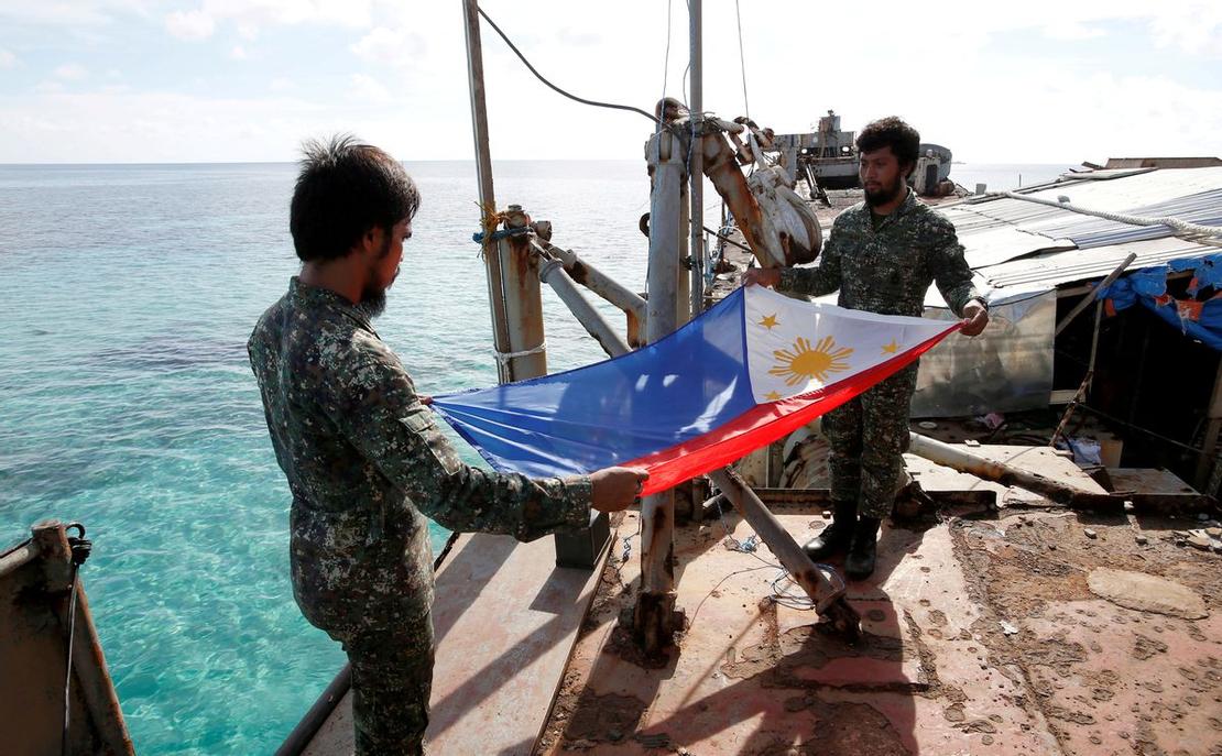 正在馬德雷山號戰車登陸艦上進行升旗典禮的菲律賓海軍陸戰隊隊員。