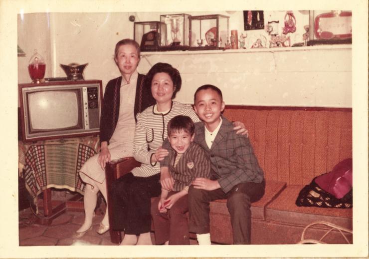 周大哥與家人的合影，左一為祖母陳寶釵女士。