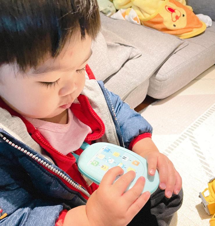 路易對小手機很好奇