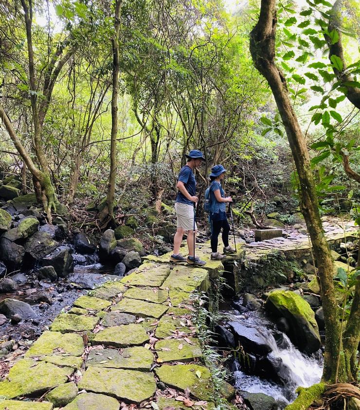 無數的亙古足跡,後人疊上絡繹不絕的新步履。