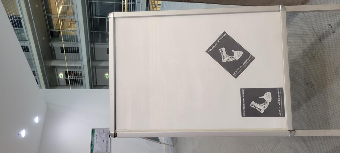 圖書公布欄張貼的海報“kein Frieden mit Rechts „(與右翼沒有和平)