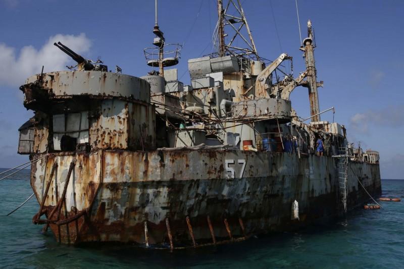 擱淺在仁愛暗礁上二十幾年的馬德雷山號，受到海水侵蝕，艦身斑駁老舊。