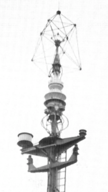 12M型巡防艦的電子戰天線,最頂端的鳥籠狀天線是高頻側向(HF/DF)天線,下方的圓餅狀結構是UA-8/9的天線。