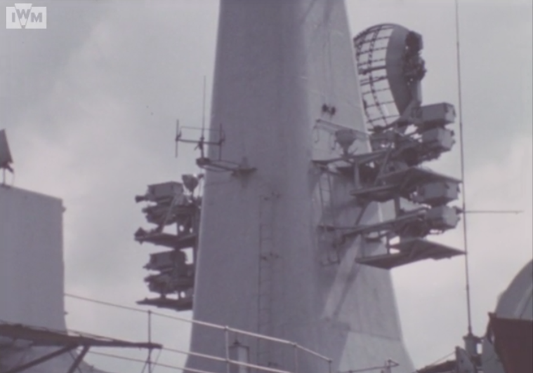 12M型巡防艦桅杆上的667型干擾器,左右舷各兩個天線,一個負責S波段一個負責I波段。