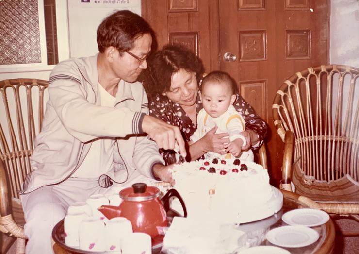 童年時和爺爺奶奶一起過生日。