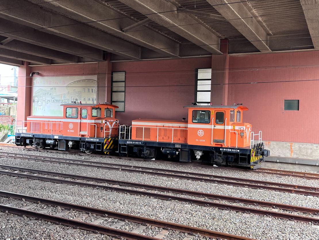 火車是真的,我自己拍的。