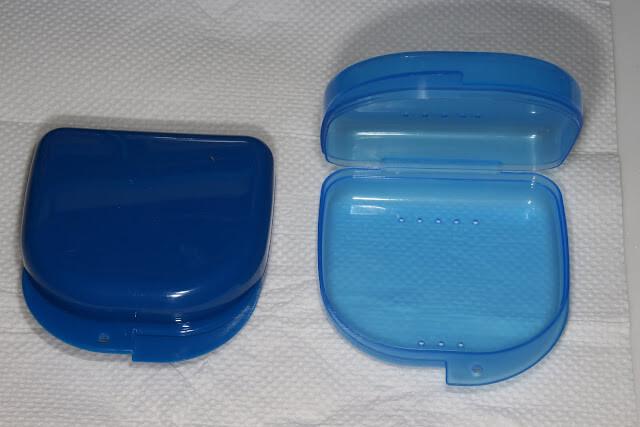 維持器/隱形牙套保存盒，各種形式都有，有些有附鏡子與毛刷，最好找有通氣孔的，比較不會有異味
