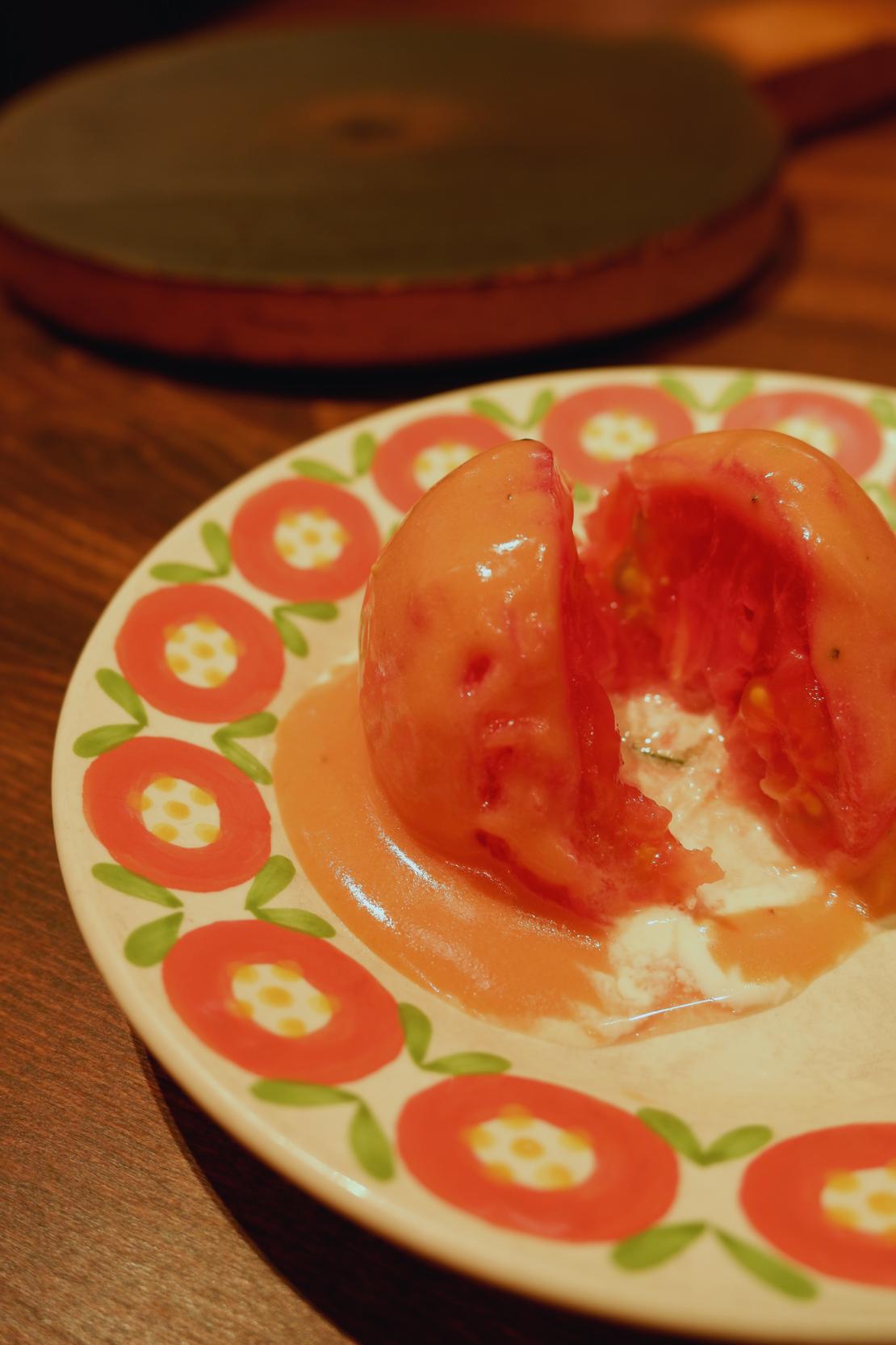 東洋亭的名物，一整顆牛番茄製成的前菜沙拉