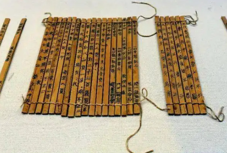 後來出土的古代竹簡,最大的問題是繩子早已腐朽,必需靠考古學者研究其先後次序,再重新綁好。