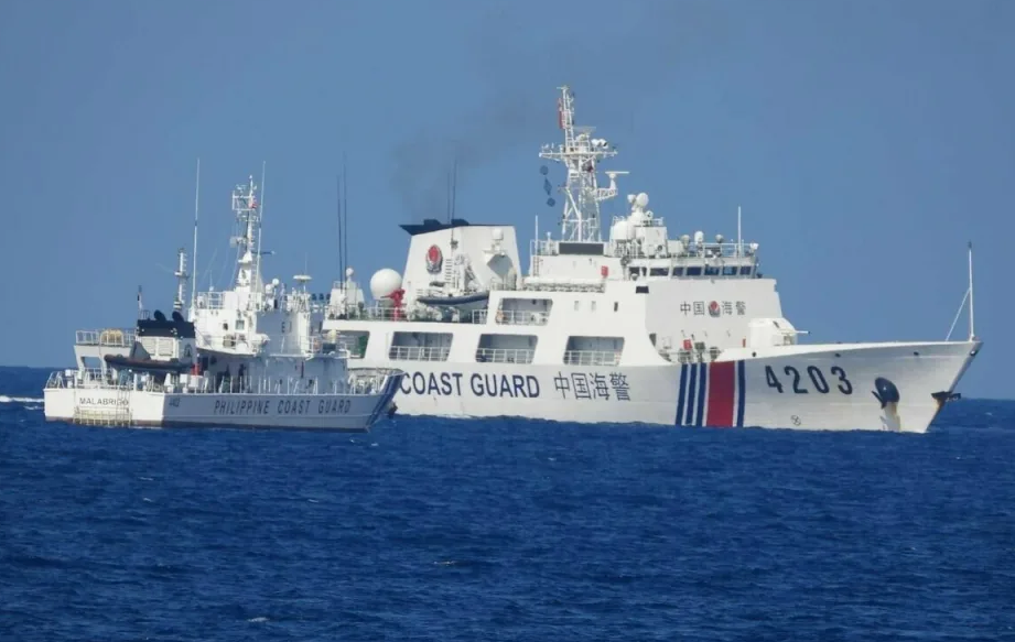 中國海警船以艦身阻擋、噴灑高壓水柱的方法，來阻擋菲律賓海巡隊的運補船。