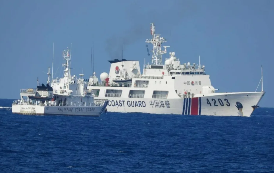 中國海警船以艦身阻擋、噴灑高壓水柱的方法,來阻擋菲律賓海巡隊的運補船。