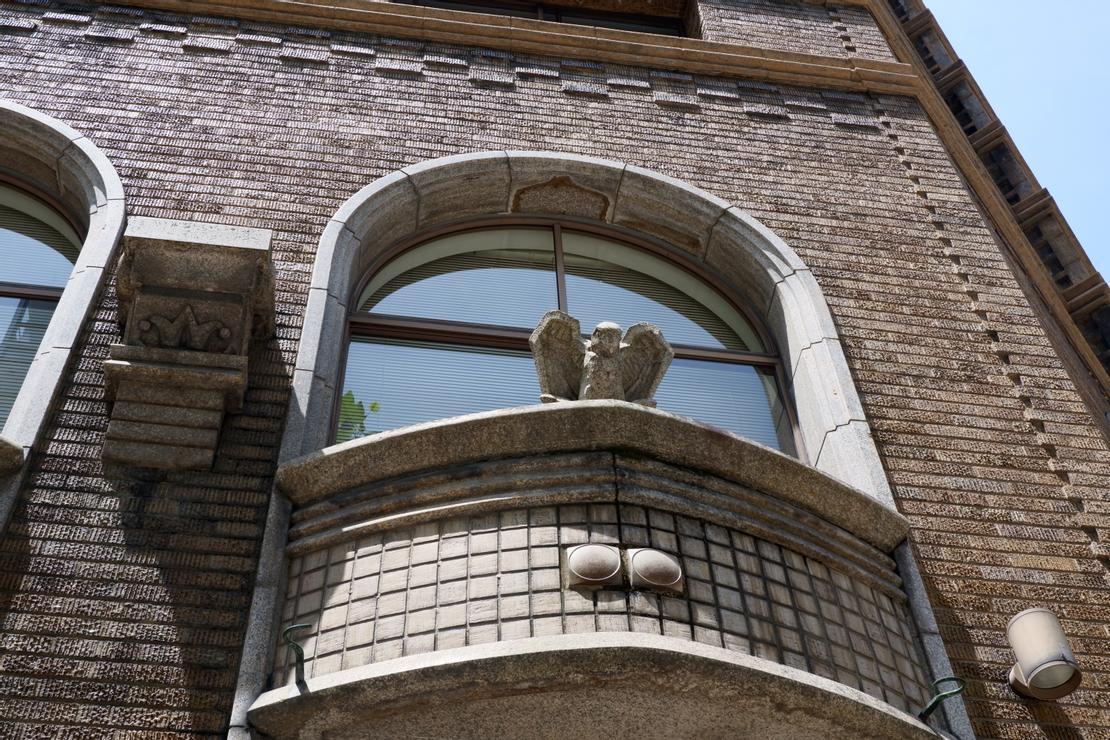 生駒大廈外觀裝飾​鷲鳥