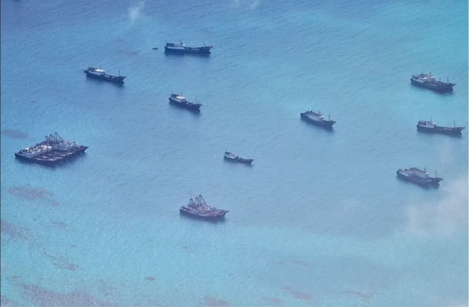 在仁愛暗礁北方一帶海域集結的中國漁船，常以包圍騷擾的方式，協助中國控制南海島礁。