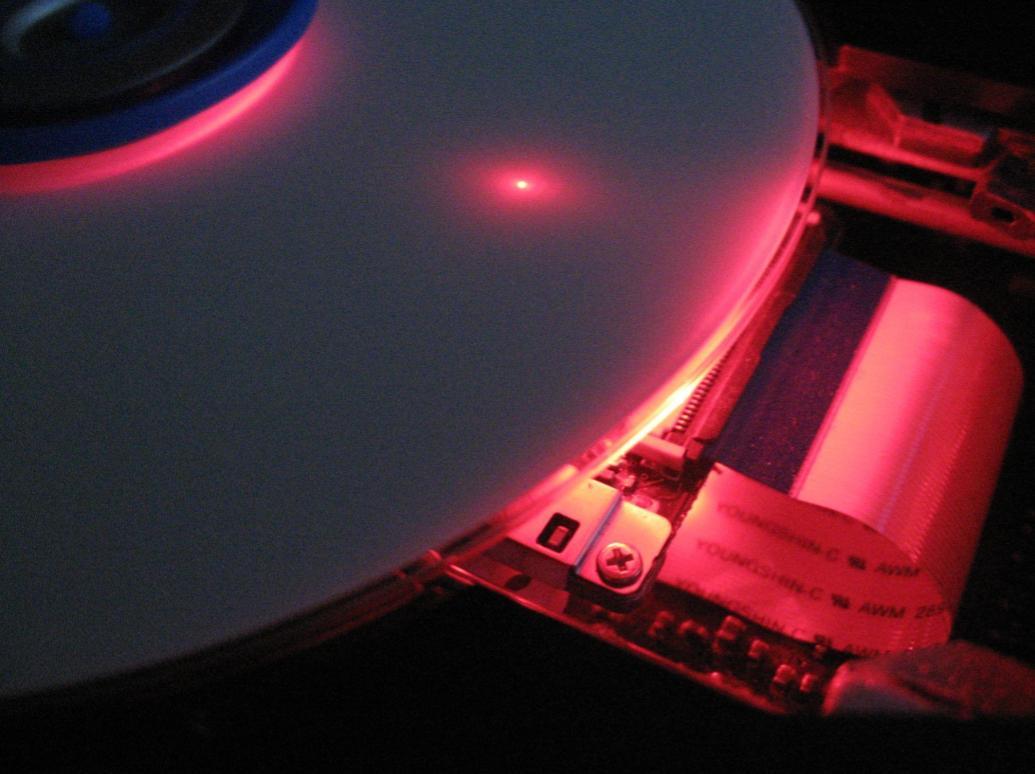 CD 燒錄技術示意(Source:Felipe La Rotta /維基共享資源)